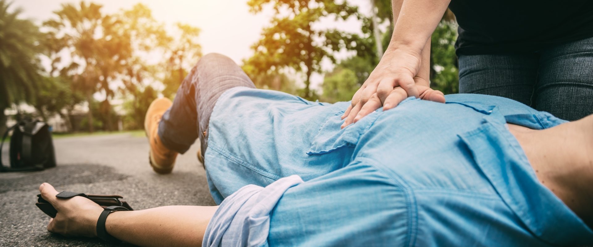 Pierwsza pomoc CPR - resuscytacja i reanimacja. Mężczyzna resuscytuje ofiarę wypadku.