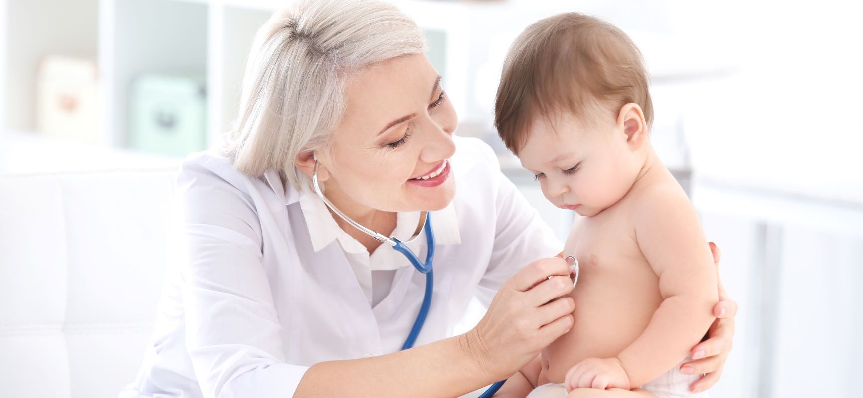 Pierwsze badania niemowlęcia - od jakich lekarzy zacząć wizyty kontrolne?