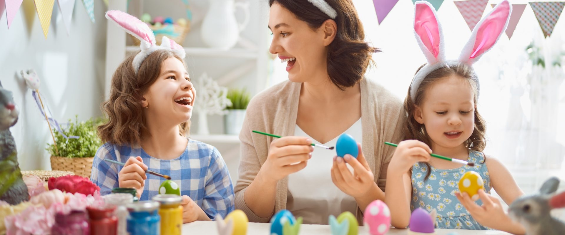 Ekologiczne pisanki wielkanocne - jak zrobić? Mama z córkami malują kraszanki na Wielkanoc.