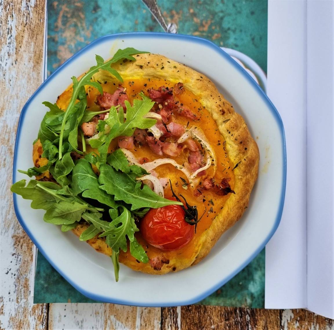 Pizzerinki z sosem dyniowym, boczkiem, rukolą i parmezanem - przepis Agnieszki Żelazko