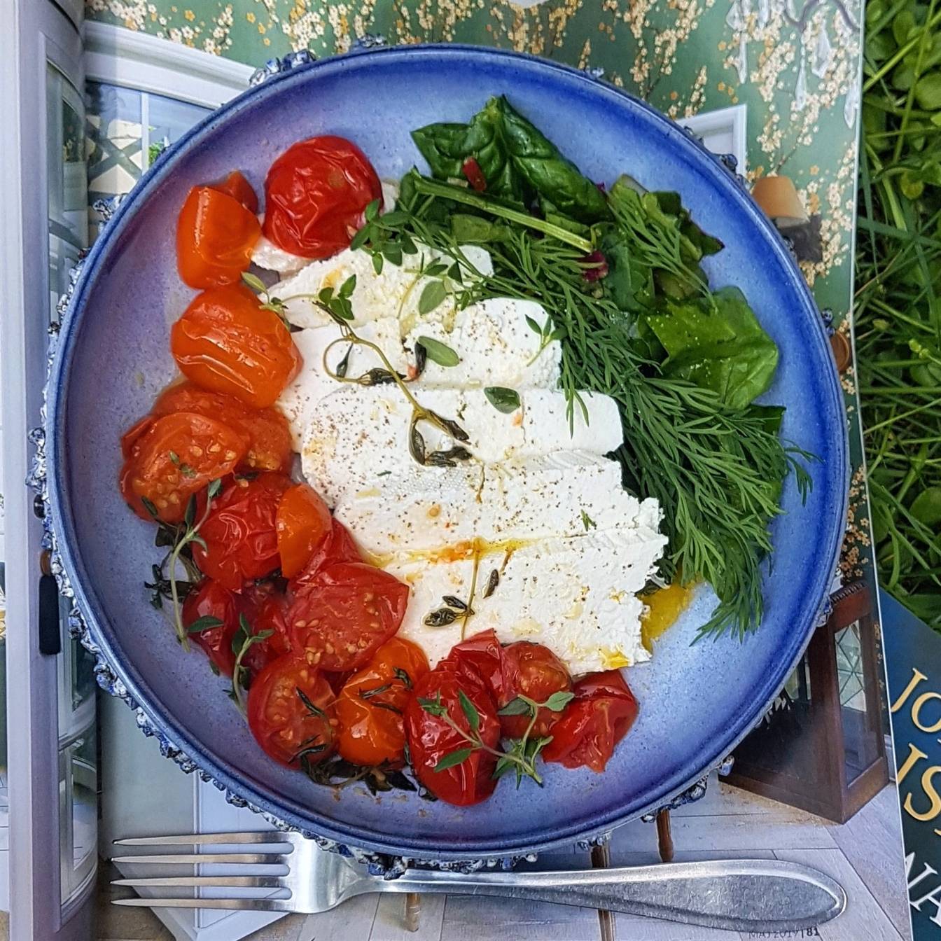 Pomidory zapiekane z cukrem w towarzystwie twarogu, fety, świeżych ziół i oliwy - przepisy Agnieszki Żelazko.