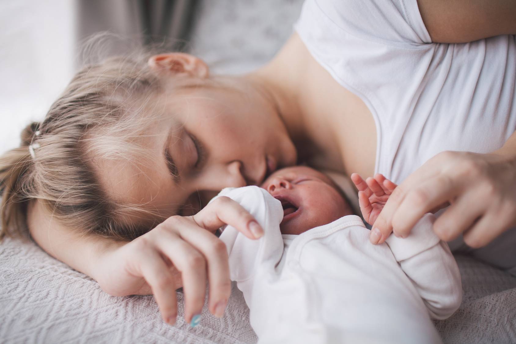 Poród naturalny czy cesarka? Jakie są zalety porodu naturalnego i jak zadbać o komfort dzieci urodzonych przez cesarskie cięcie.