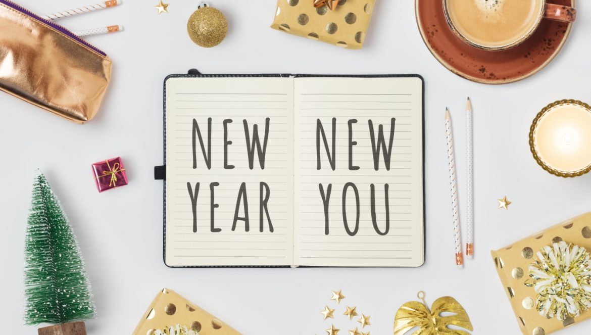 Postanowienia noworoczne 2022 - jak w nich wytrwać? 5 kroków do realizacji marzeń w 2022 roku. Notatnik z wypisaną sentencją: New Year, New You (Nowy Rok, Nowa Ty).