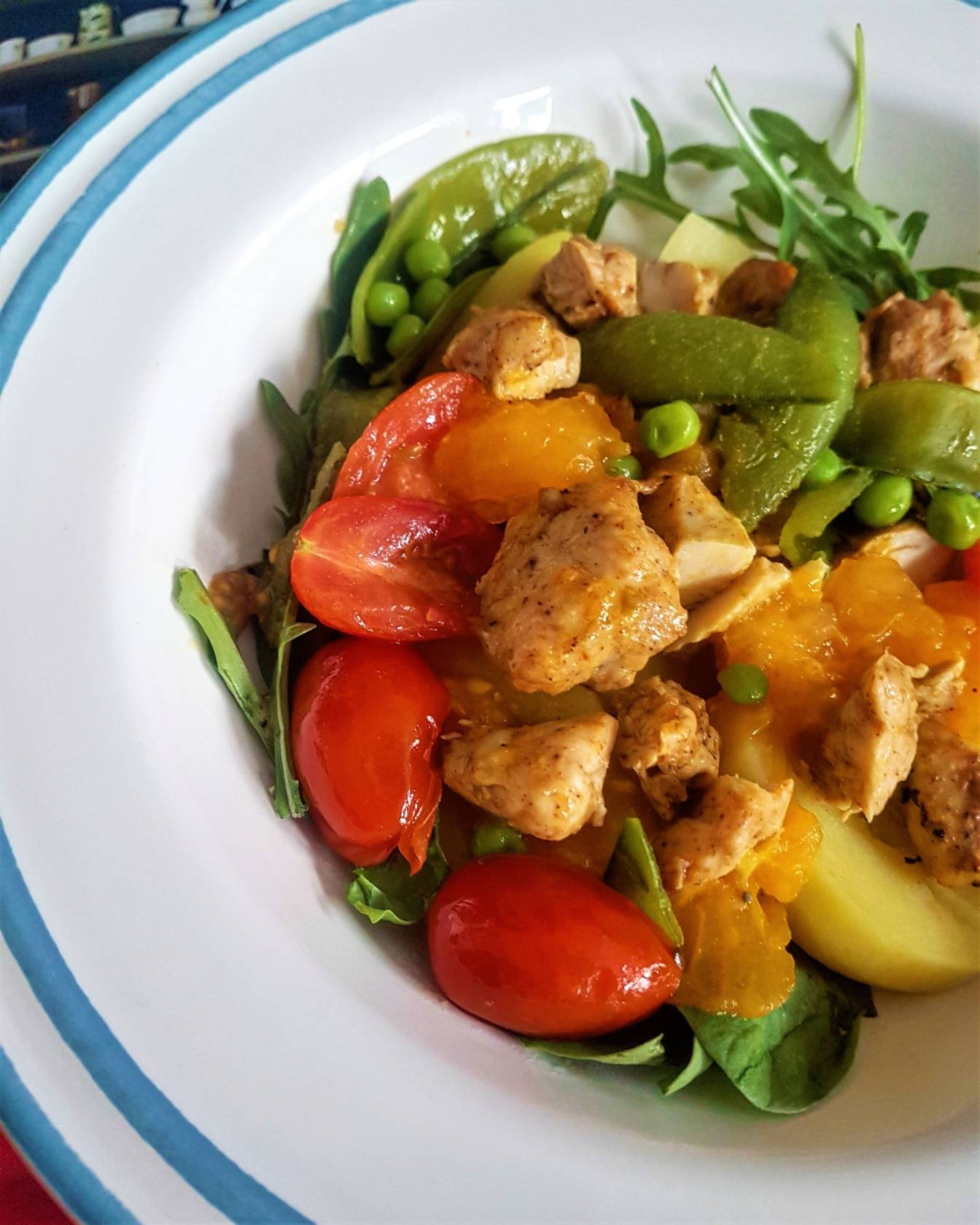 Przepis na potrawkę z groszku cukrowego, pomidorów i kurczaka.