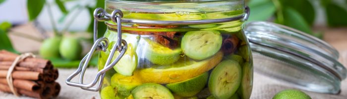 Nalewka z zielonych orzechów włoskich w słoiku. Jak zrobić nalewkę z orzecha włoskiego.