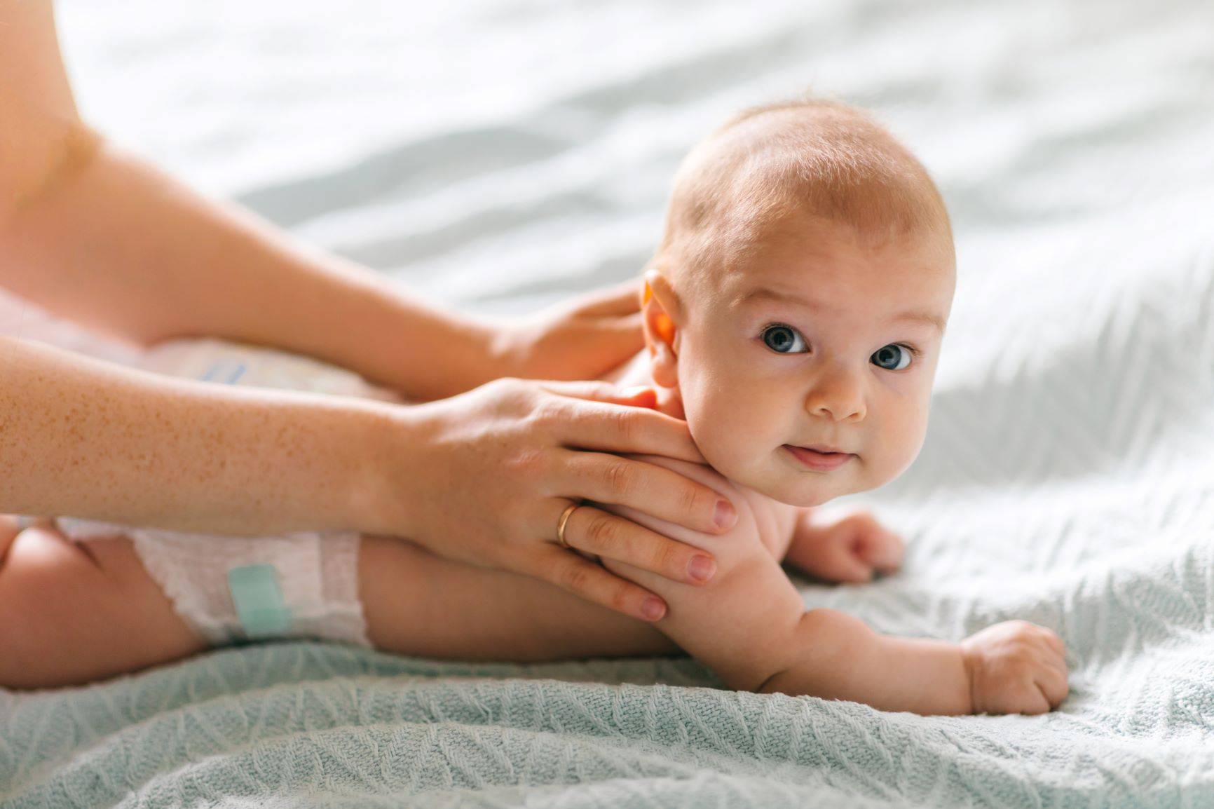 Dlaczego warto masować niemowlę i często je przytulać?