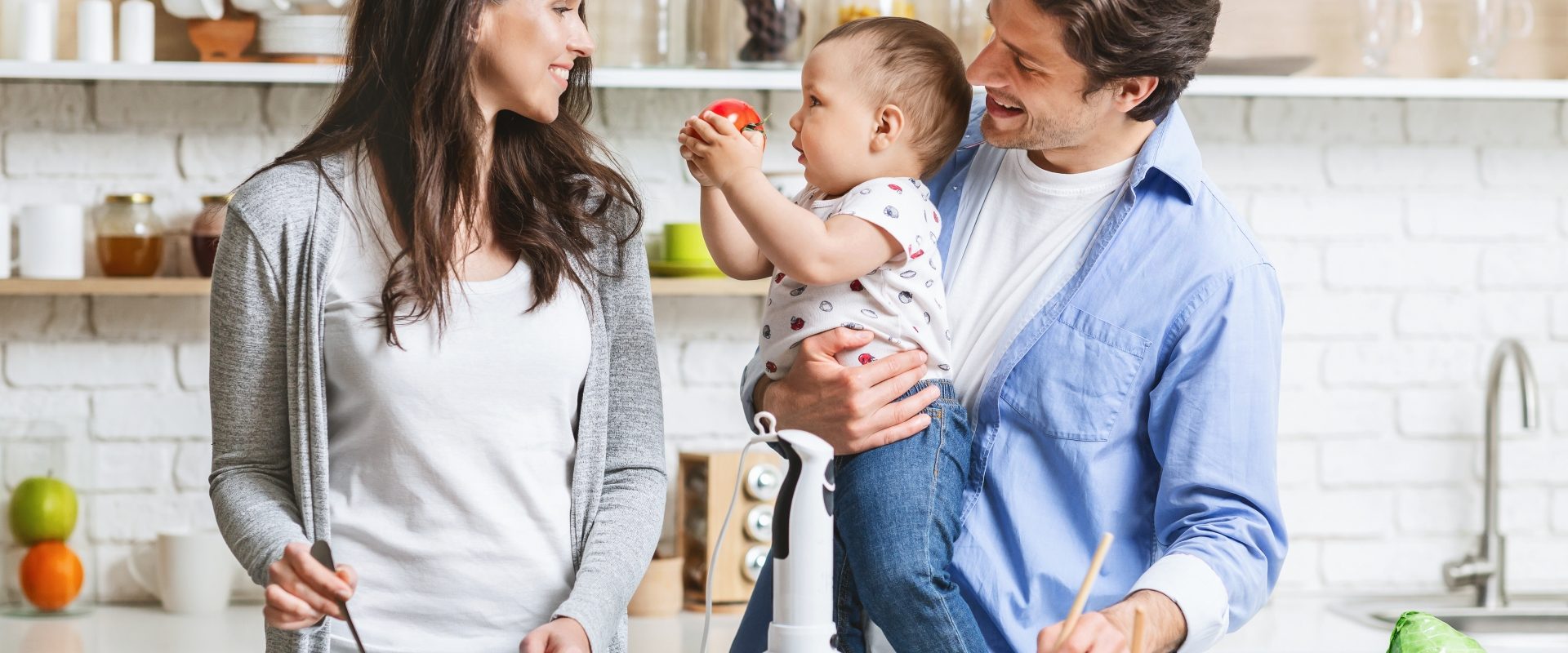 Zdrowe jelita to dobra odporność. Jak dbać o florę bakteryjną? Szczęśliwa rodzina - mama, tata i dziecko - przygotowuje zdrowy posiłek w kuchni.