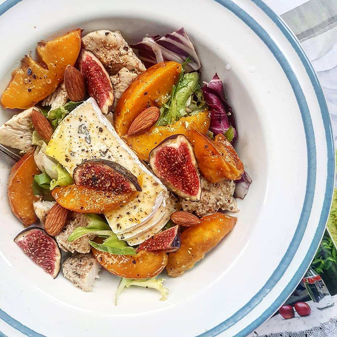 Sałatka ze smażonymi brzoskwiniami, serem i indykiem zapiekanym w parmezanie - przepis Agnieszki Żelazko