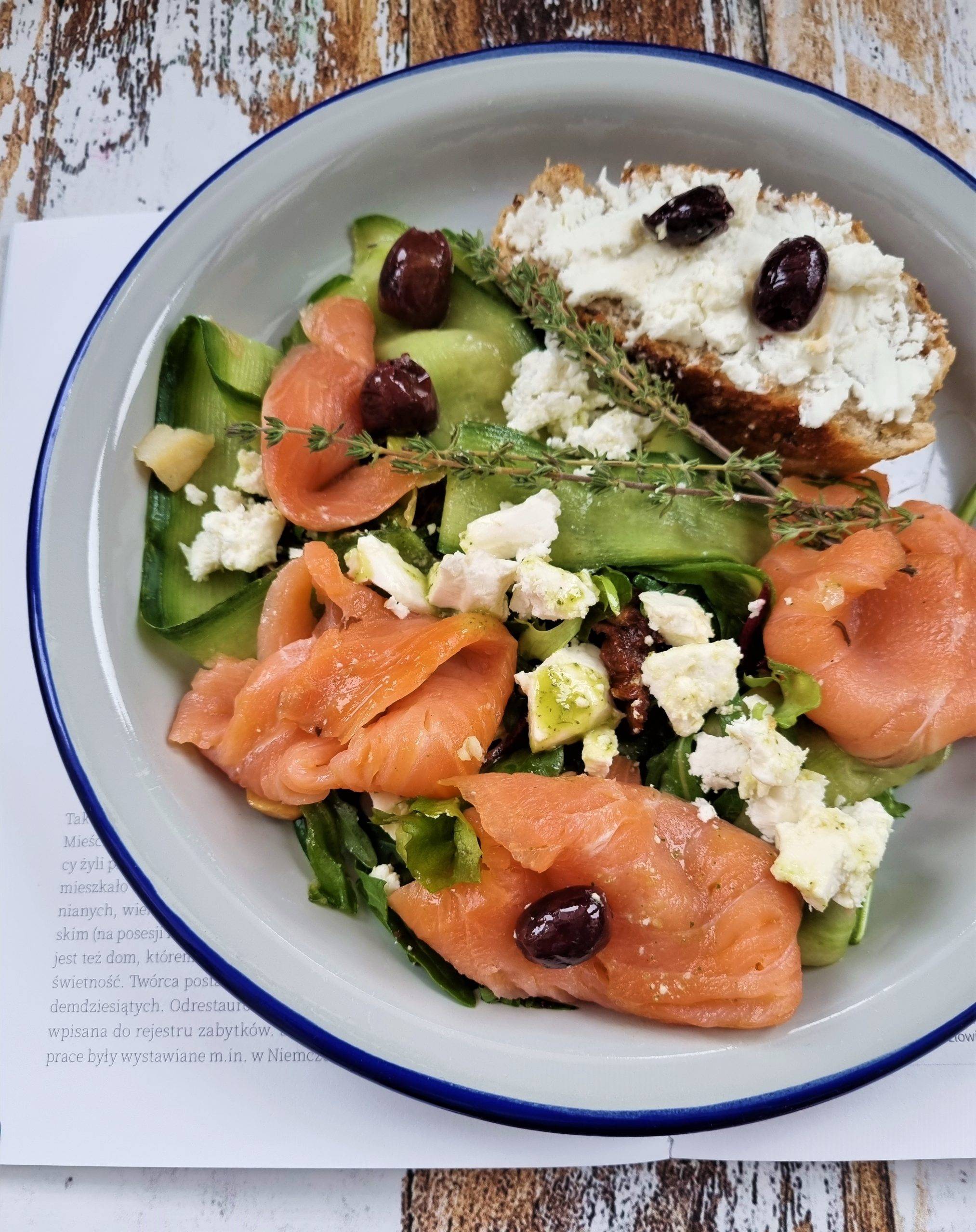 Sałatka z łososiem, bryndzą i marynowanym ogórkiem - przepisy z bryndzą Agnieszki Żelazko