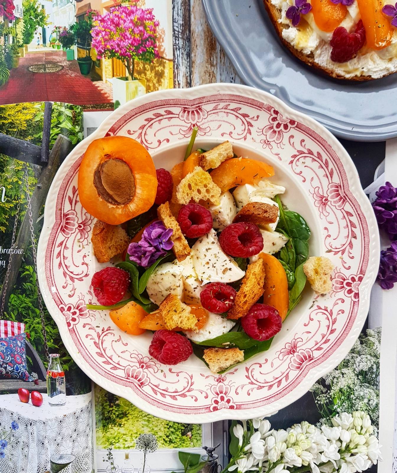 Sałatka z malinami, mozzarellą i grzankami cynamonowymi - przepisy z malinami Agnieszki Żelazko.