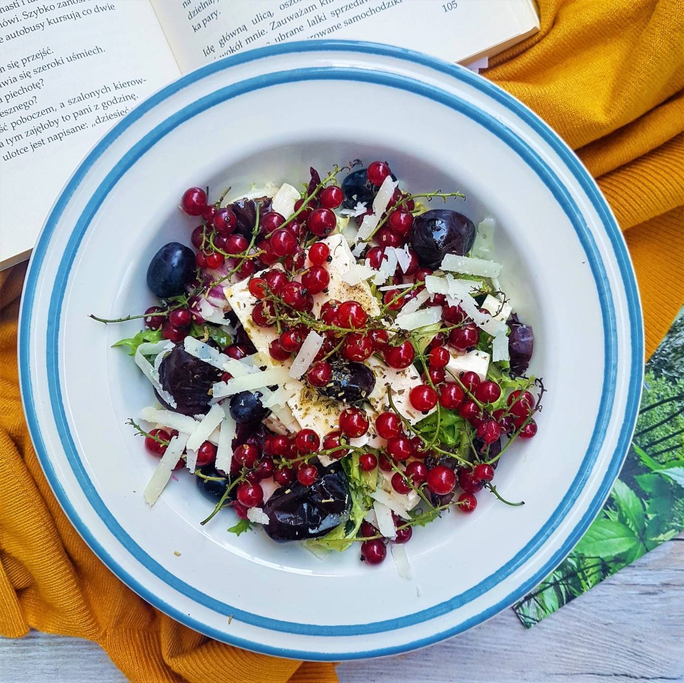 Sałatka z porzeczkami, daktylami i dwoma rodzajami sera - przepis Agnieszki Żelazko.