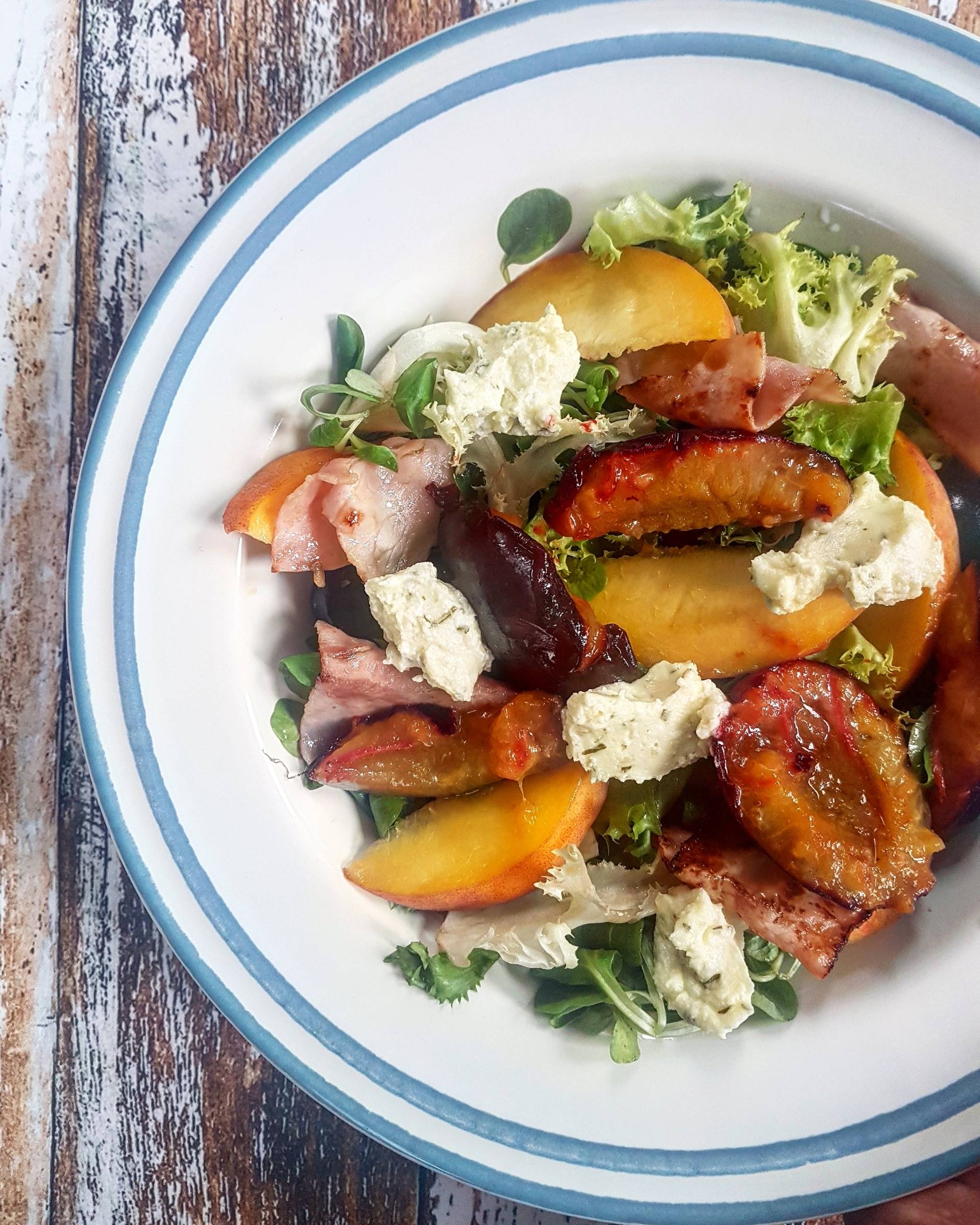 Sałatka ze śliwkami smażonymi z miodem, chili i koniakiem. Przepisy ze śliwkami.