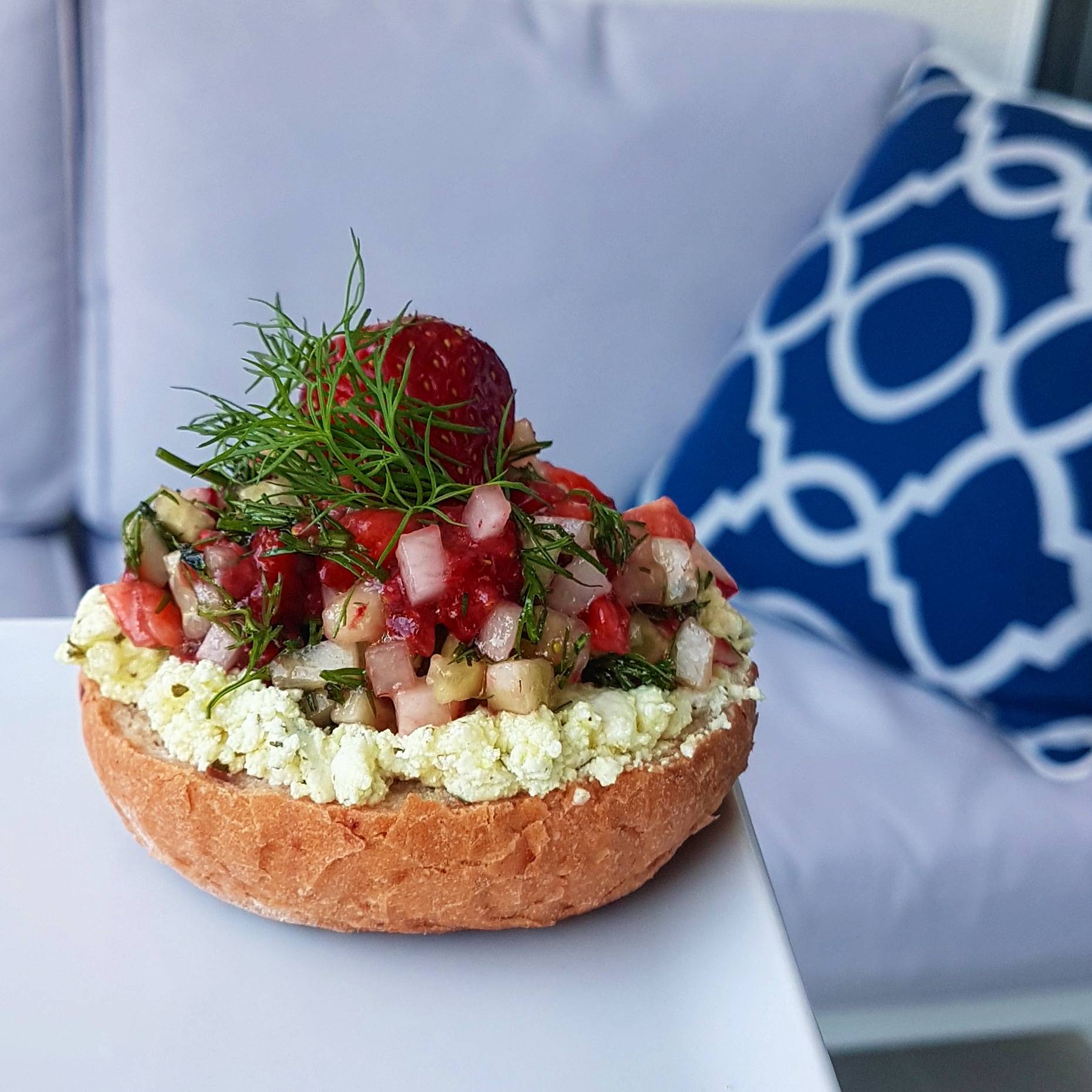 Orzeźwiająca salsa z truskawek, ogórków, koperku i awokado. Przepis Agnieszki Żelazko.