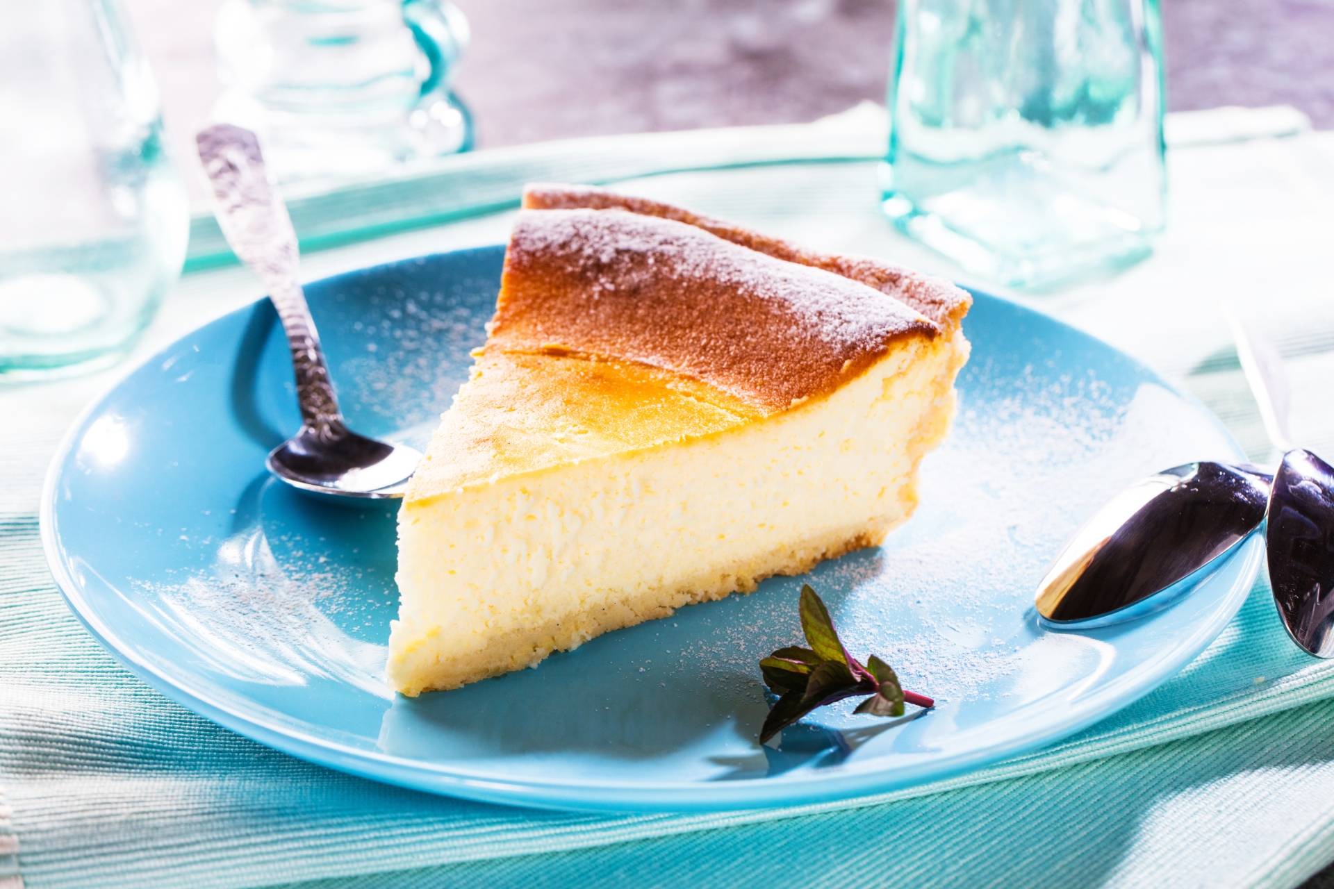 Przepis na tradycyjny sernik bez laktozy na Wielkanoc.