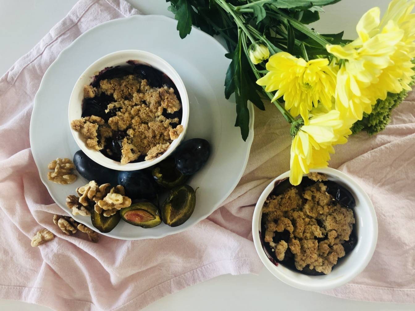 Śliwki z jabłkiem pod orzechową kołderką - przepis.