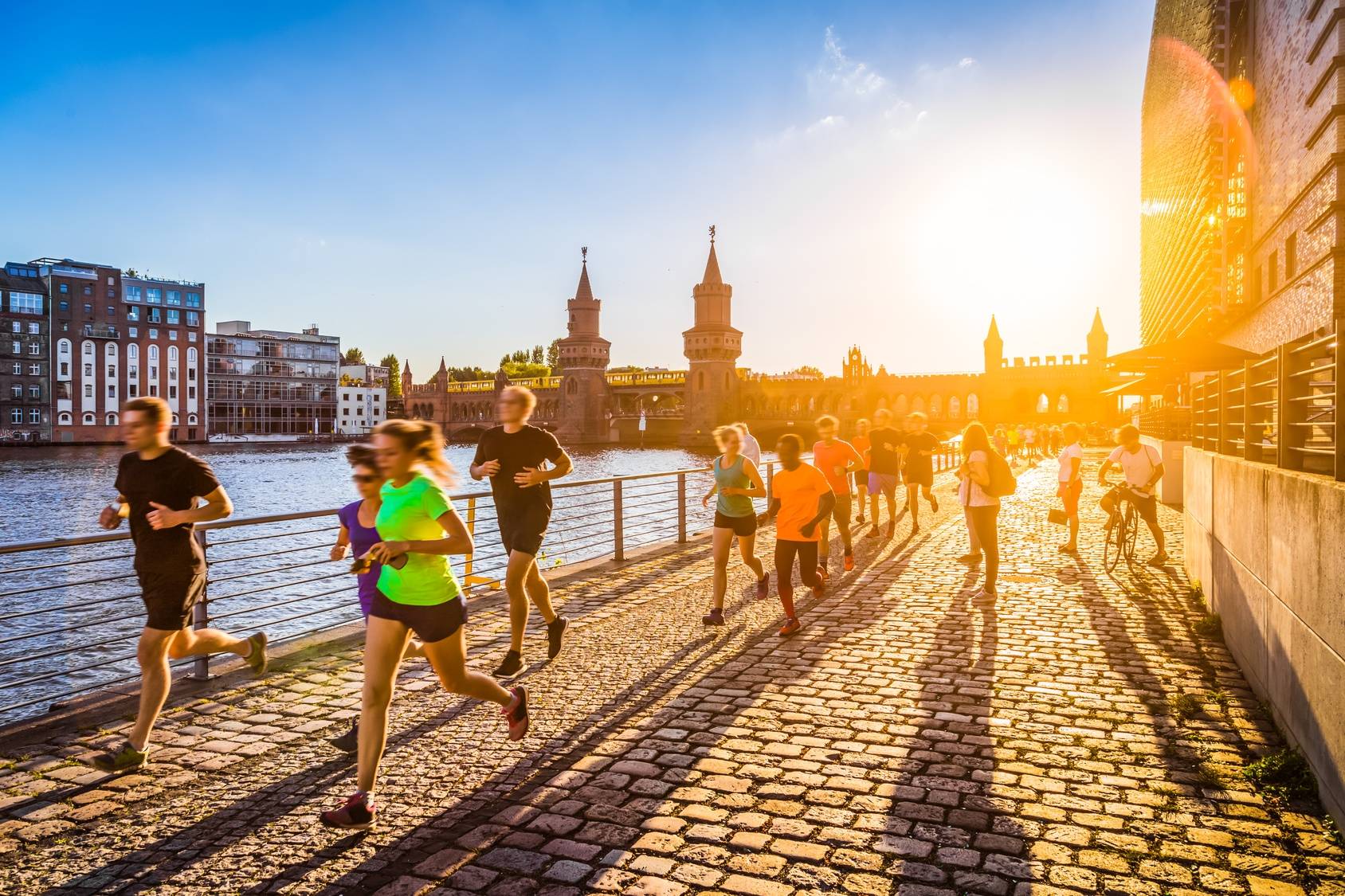 Slow jogging w mieście - japoński trening dla każdego. Ludzie uprawiają jogging w mieście.