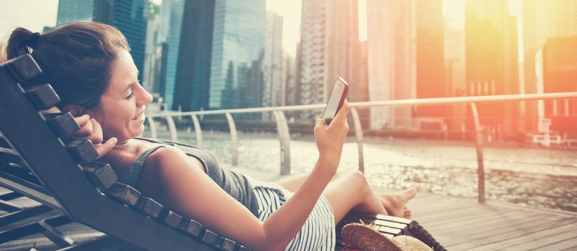 Smog latem w mieście - jak się przed nim bronić? Czym jest fotosmog i na czym polega profilaktyka antysmogowa? Jakich kosmetyków używać, aby metale ciężkie nie przenikały przez skórę?