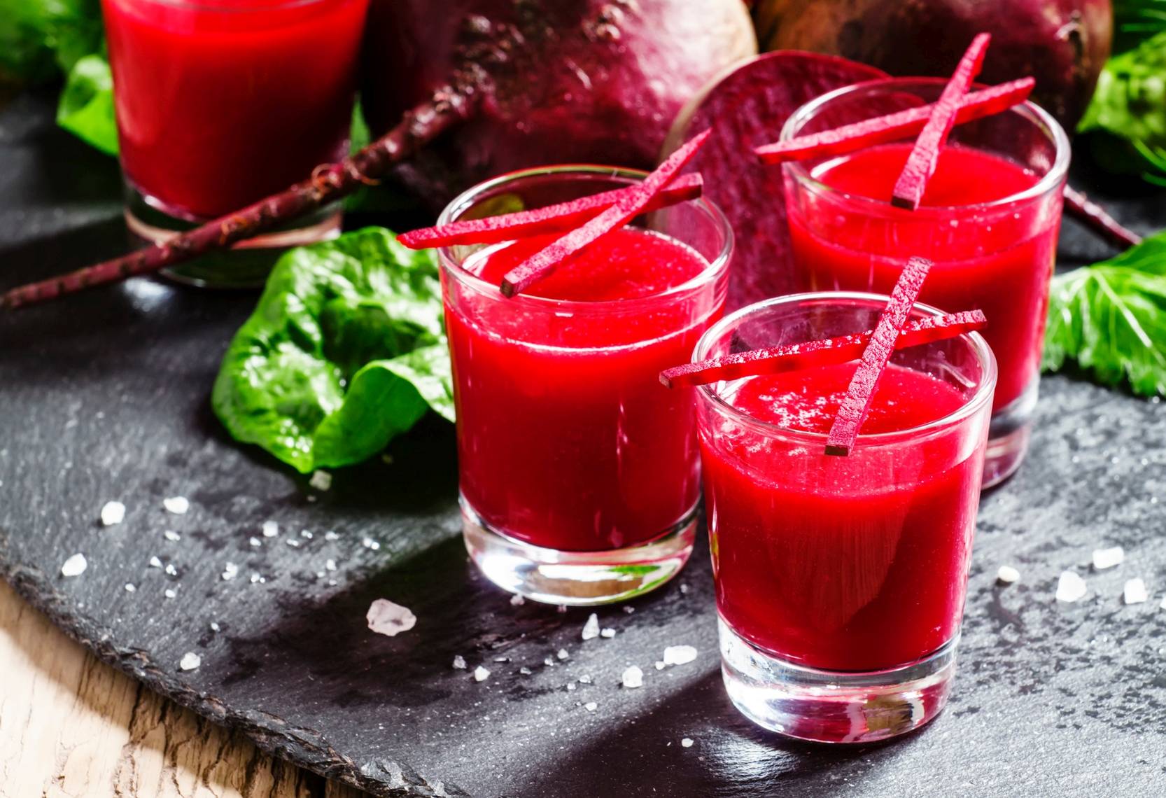 Sok z buraka w szklankach - naturalny izotonik dla sportowców.