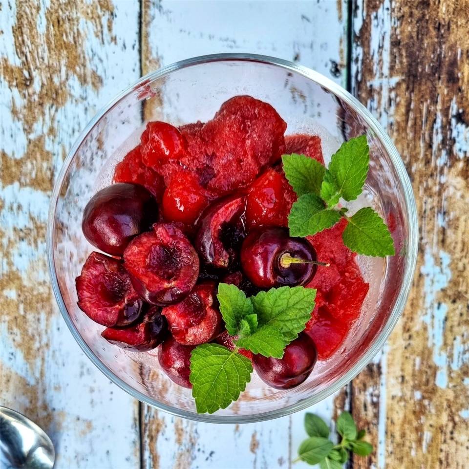 Sorbet truskawkowo-czereśniowy z prosecco - przepisy na sorbety Agnieszki Żelazko.
