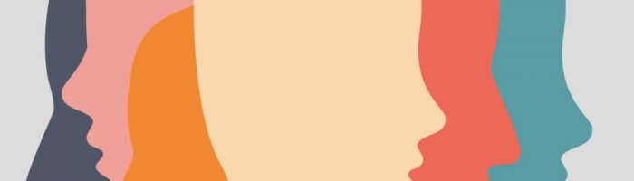 Jak pokonać tremę przed wystąpieniem publicznym? Ilustracja przedstawiająca kolorowe głowy.