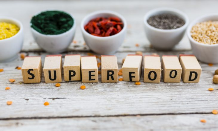 Czy superfood to superżywność czy supermarketing? Sprawdź, które produkty superfoods są warte uwagi.