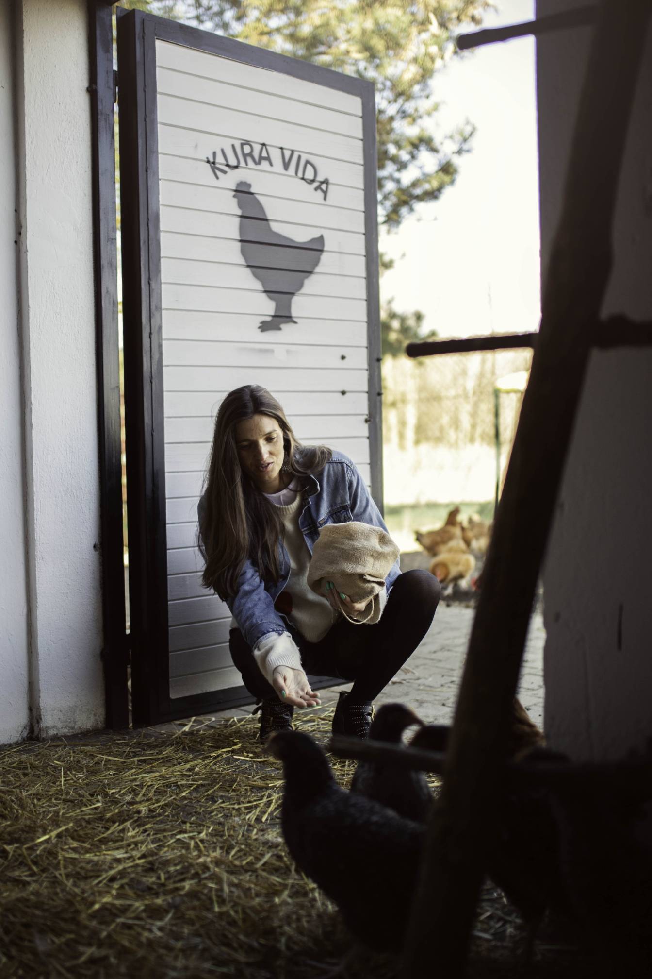 Kamila Szczawińska w swoim kurniku pod Poznaniem.