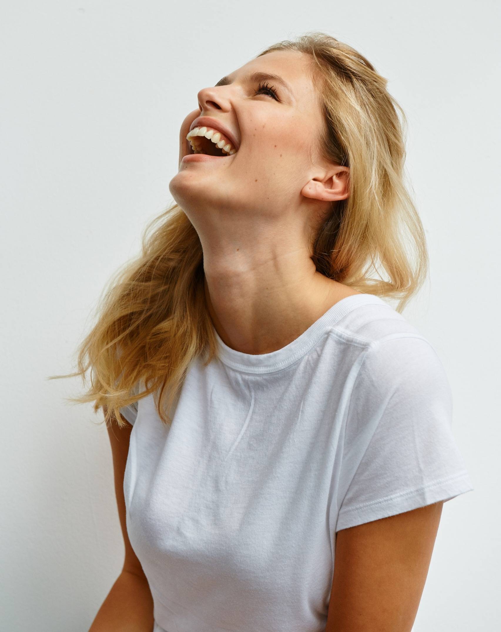 Uśmiechnięta Karolina Szymczak, żona Piotra Adamczyka. Jak endometrioza zmieniła jej życie?