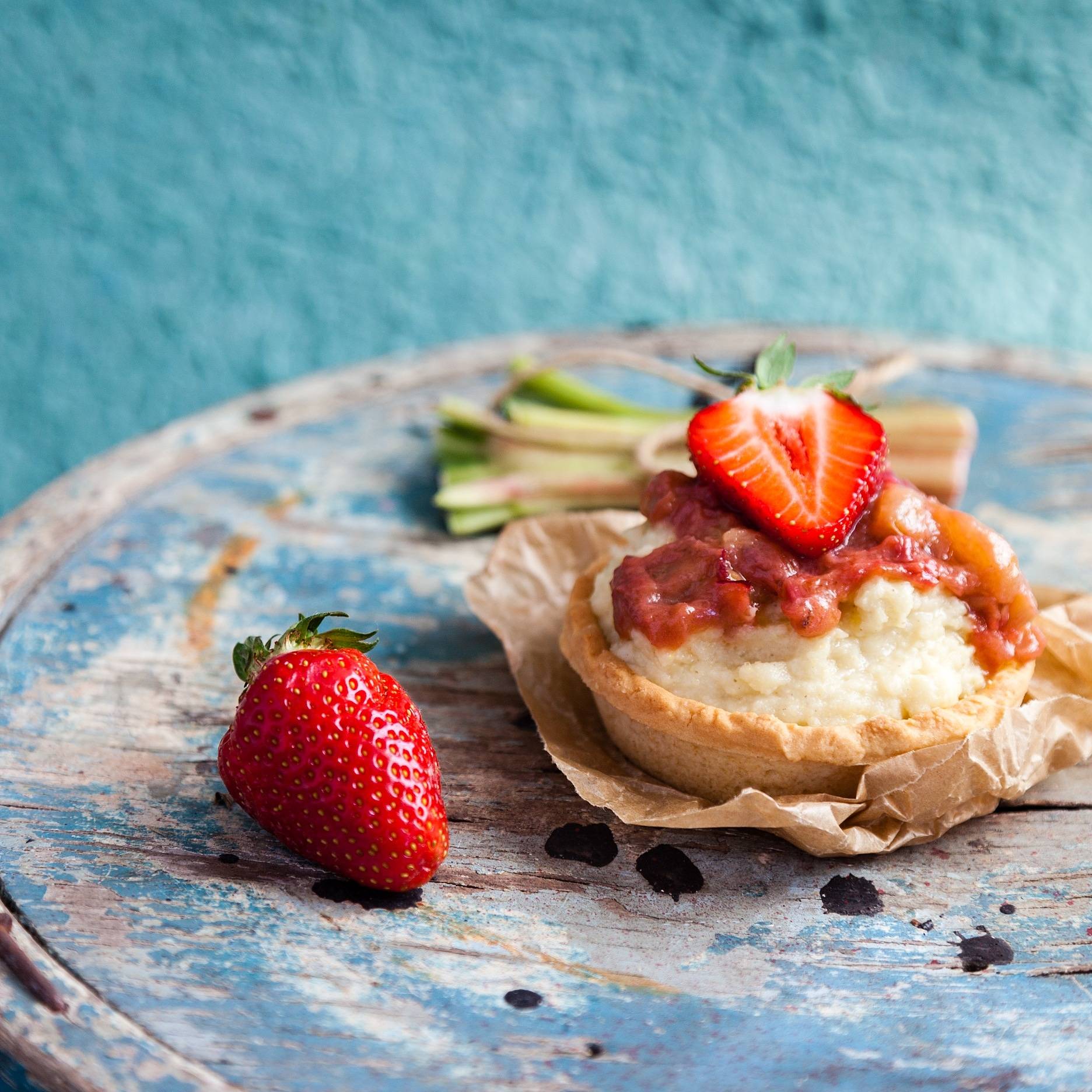 Tartaletki z budyniem jaglanym i musem rabarbarowym według przepisu Agnieszki Żelazko.