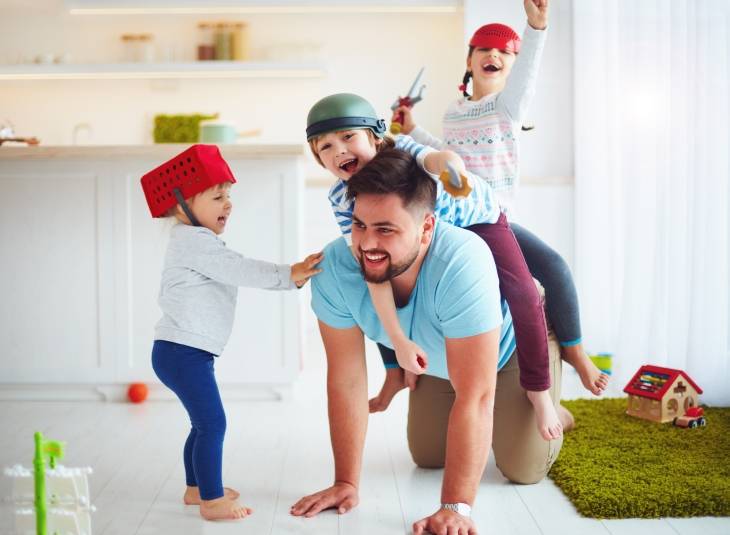 Tata bawi się z dziećmi - jakie zabawy mogą być niebezpieczne dla dzieci.