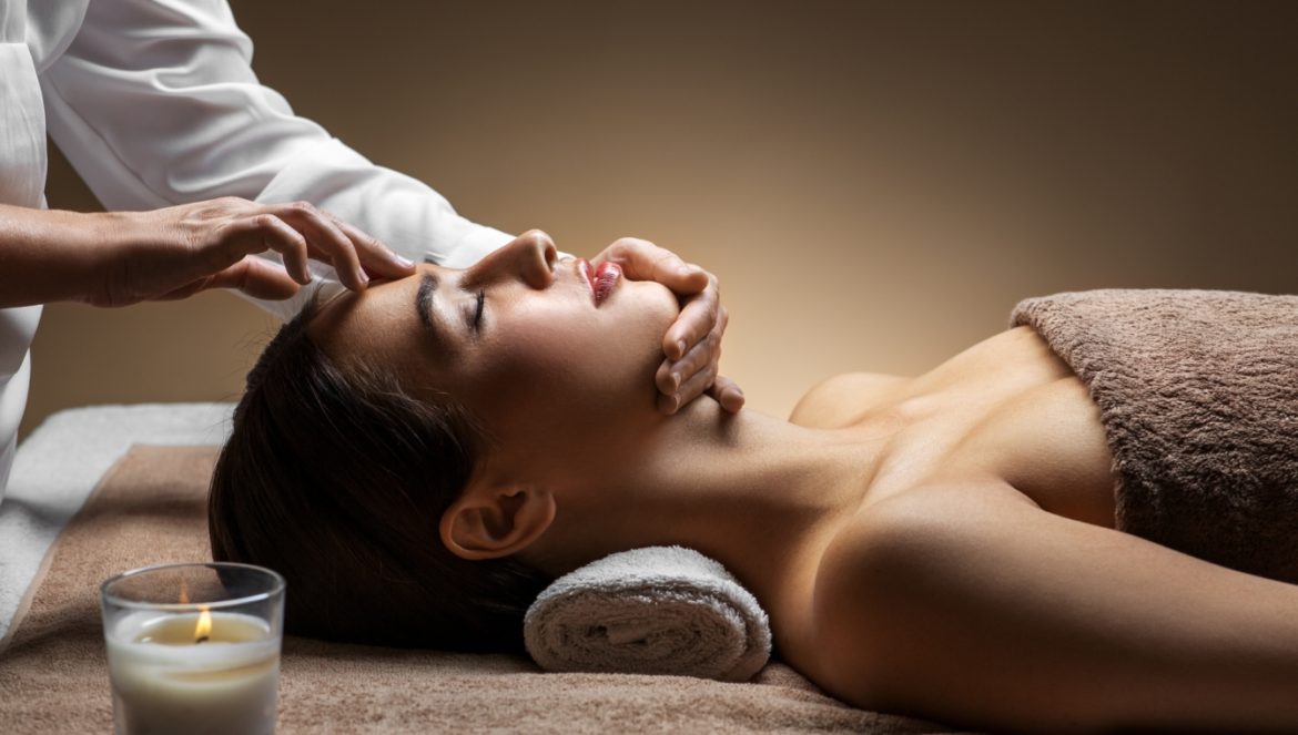 Technika Bowena - co to jest za metoda, na czym polega i na co pomaga? Kobieta w gabinecie odnowy podczas masażu.