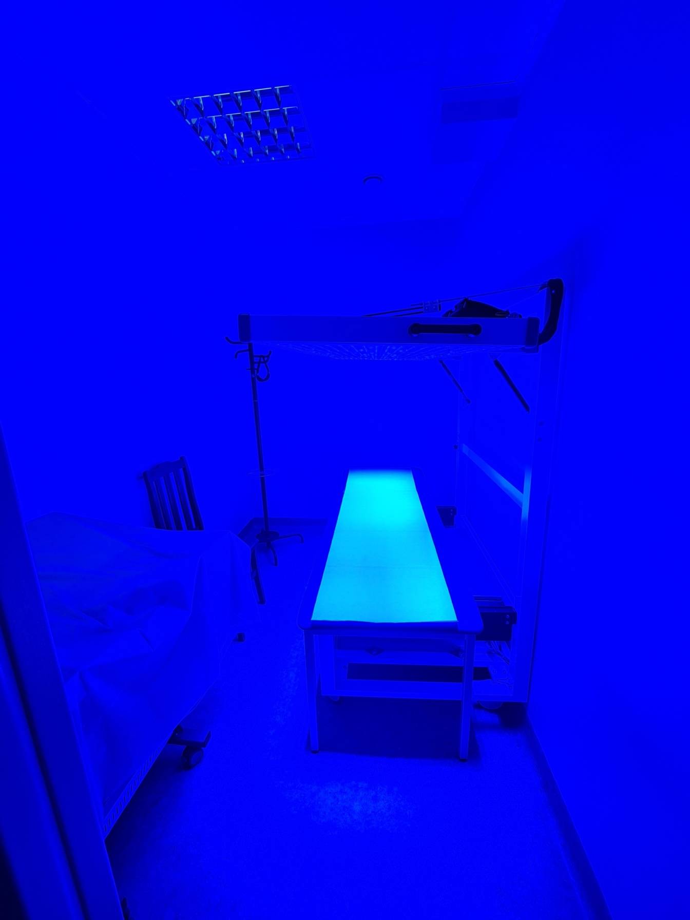Terapia blue light na zmęczenie po COVID-19 - niebieski gabinet podczas fototerapii. O terapii opowiada prof. Aleksandra Lesiak.