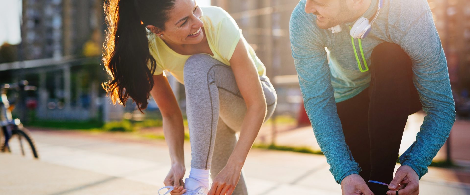 Czym jest trening cardio? Kobieta i mężczyzna uprawiają jogging w mieście.