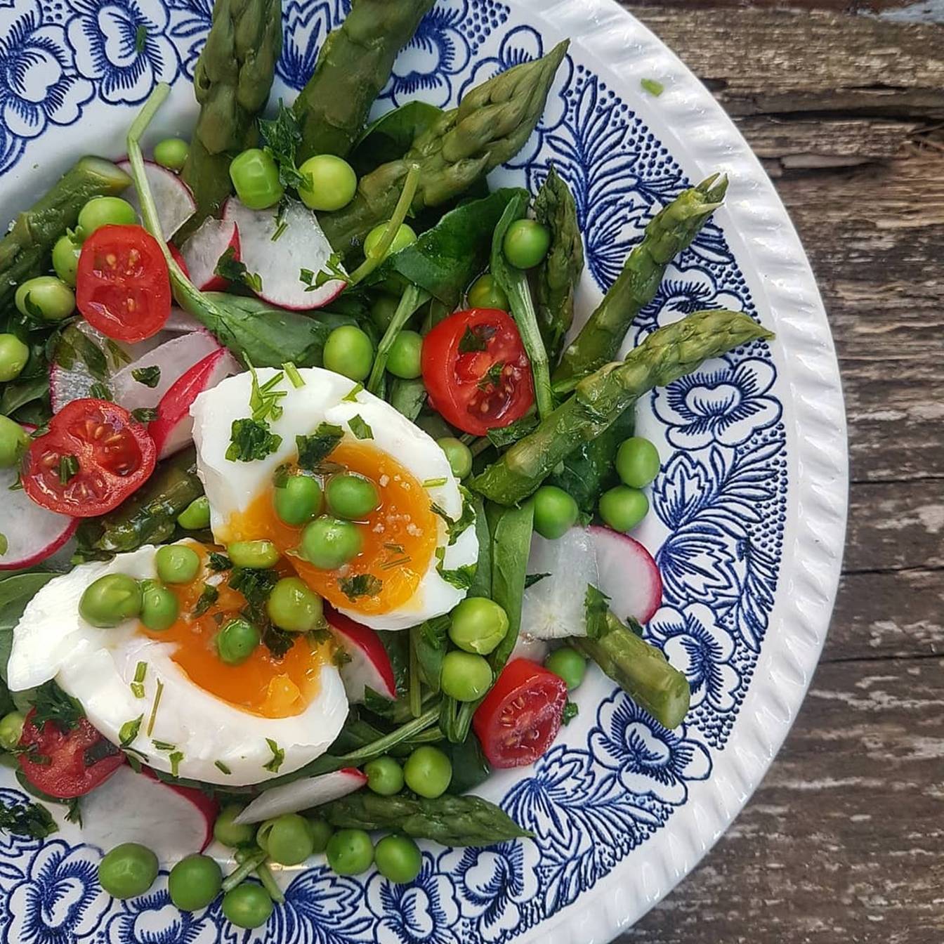 Wiosenna sałatka z groszkowym winegretem - przepisy z groszkiem cukrowym Agnieszki Żelazko.