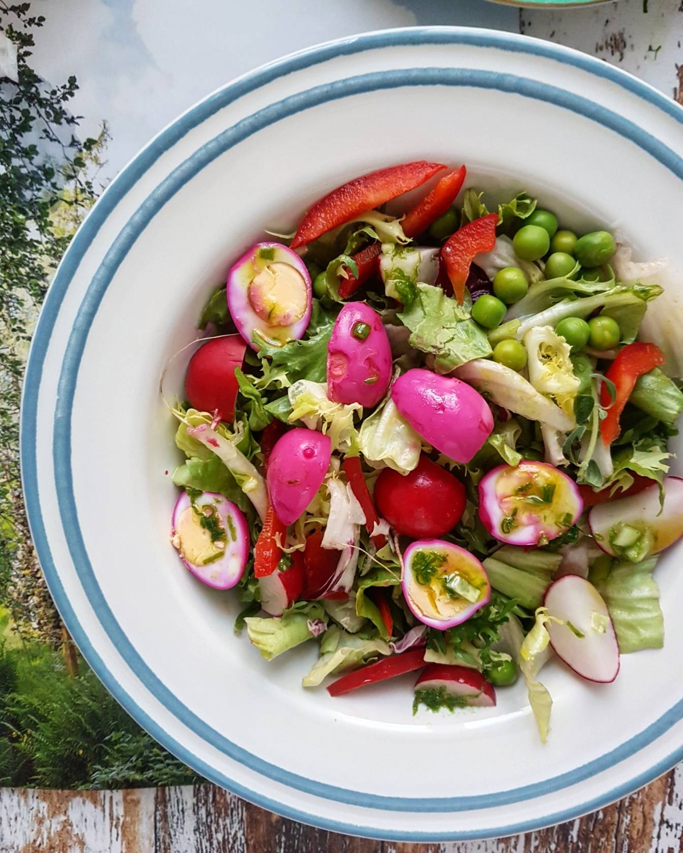 Wiosenna sałatka z różowymi jajkami przepiórczymi według przepisu Agnieszki Żelazko.