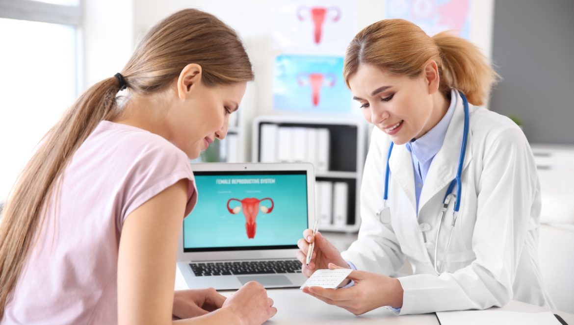 HPV - wirus brodawczaka ludzkiego. Lekarka ginekolog tłumaczy pacjentce, jak chronić się przed wirusem HPV.