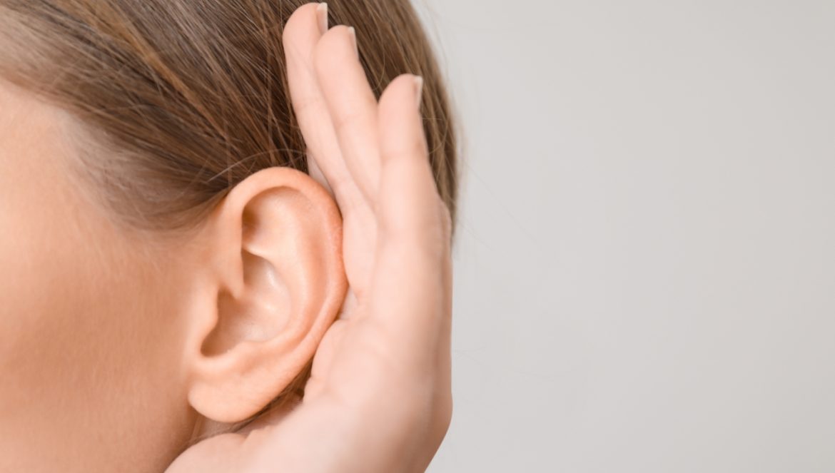 Woda utleniona do ucha - na czym polega ta kuracja? Zbliżenie na kobiece ucho.