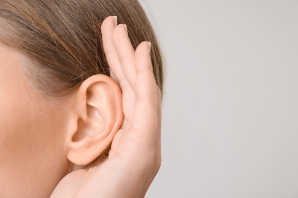 Woda utleniona do ucha - na czym polega ta kuracja? Zbliżenie na kobiece ucho.