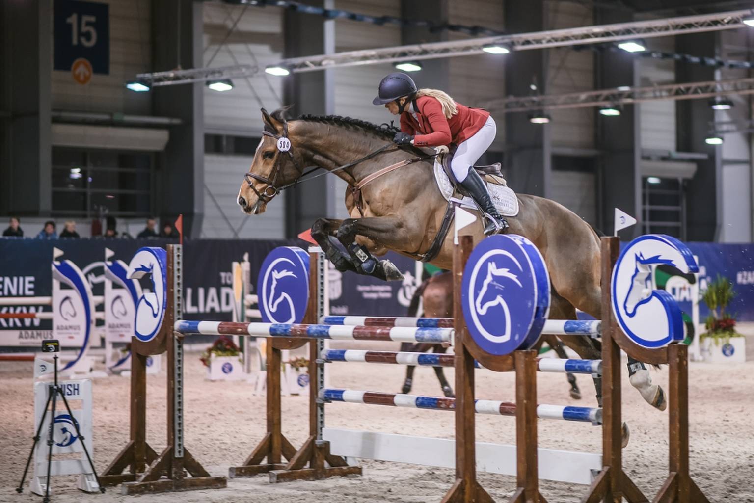 Karolina Ferenstein-Kraśko podczas zawodów jeździeckich przeskakuje z koniem przez przeszkody.