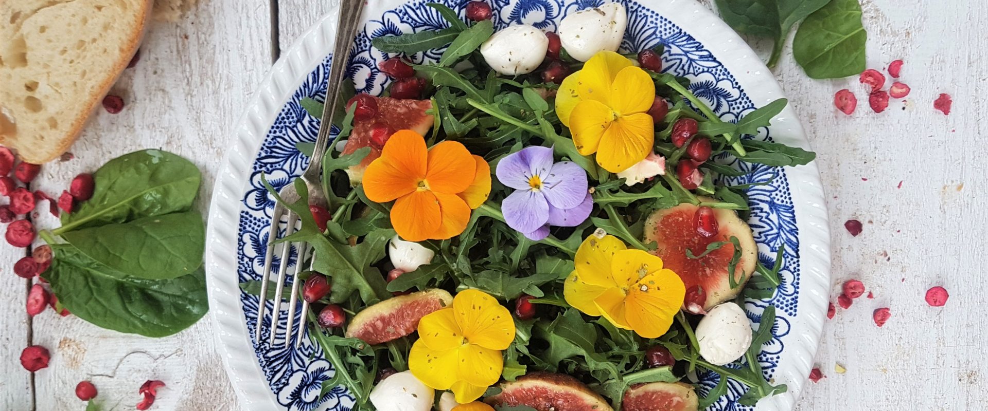 PrSałatka z granatem figami i jadalnymi kwiatami