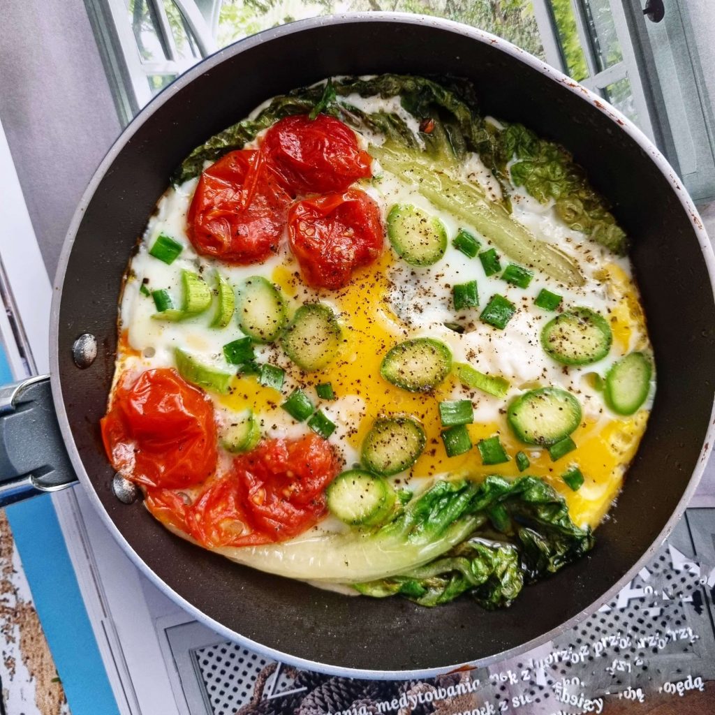 Przepis_4_Jajka_na_smażonej_sałacie_rzymskiej_ze_szparagami
