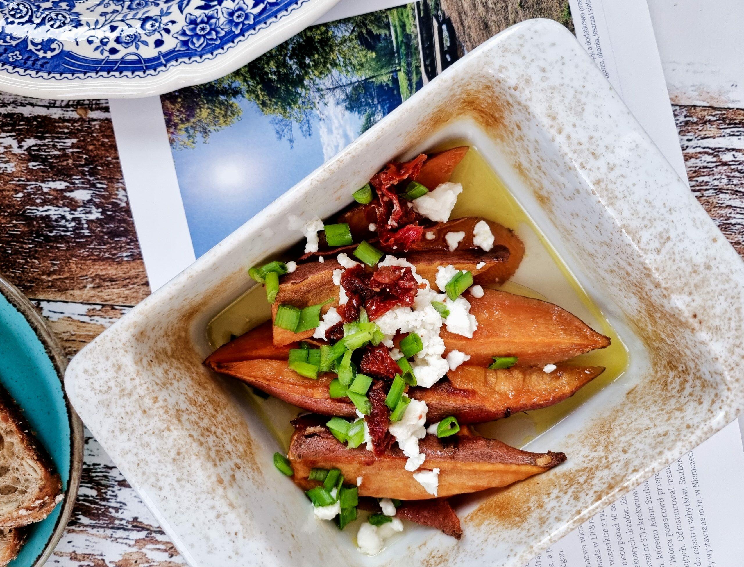 Bataty pieczone z masłem i białym winem, podane z serem oraz suszonymi pomidorami - przepis Agnieszki Żelazko