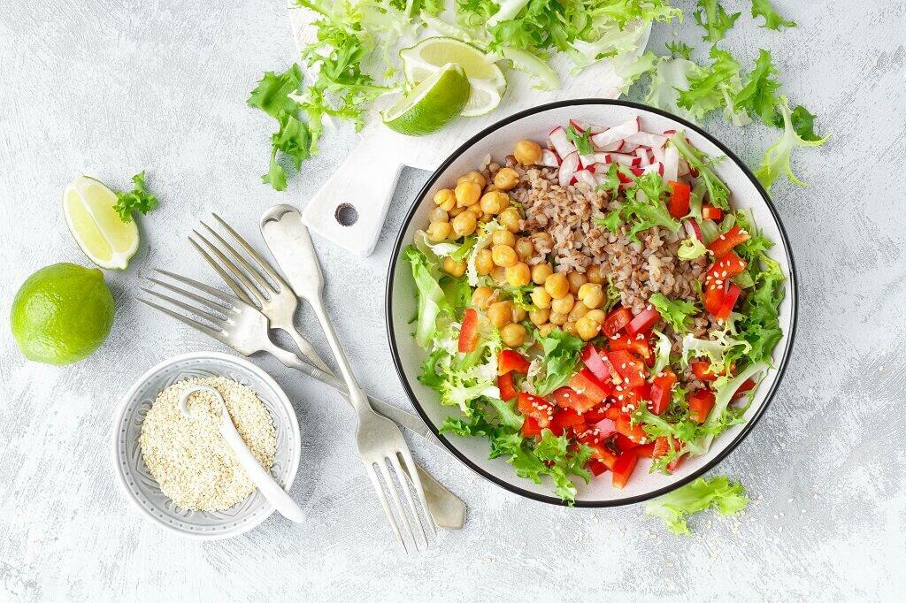 sałatka z kaszy gryczanej