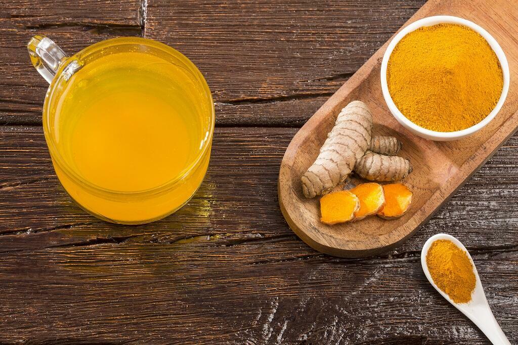 woda z kurkumą