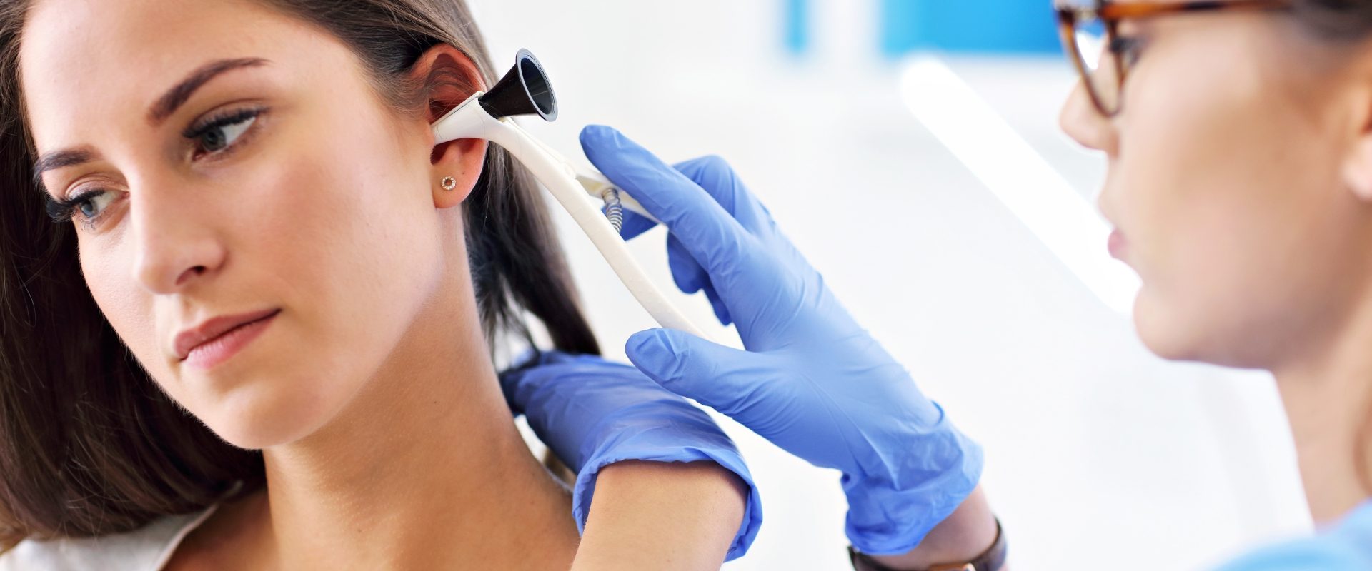 Zapalenie ucha - jakie są objawy i sposoby leczenia? Domowe sposoby na zapalenie ucha.