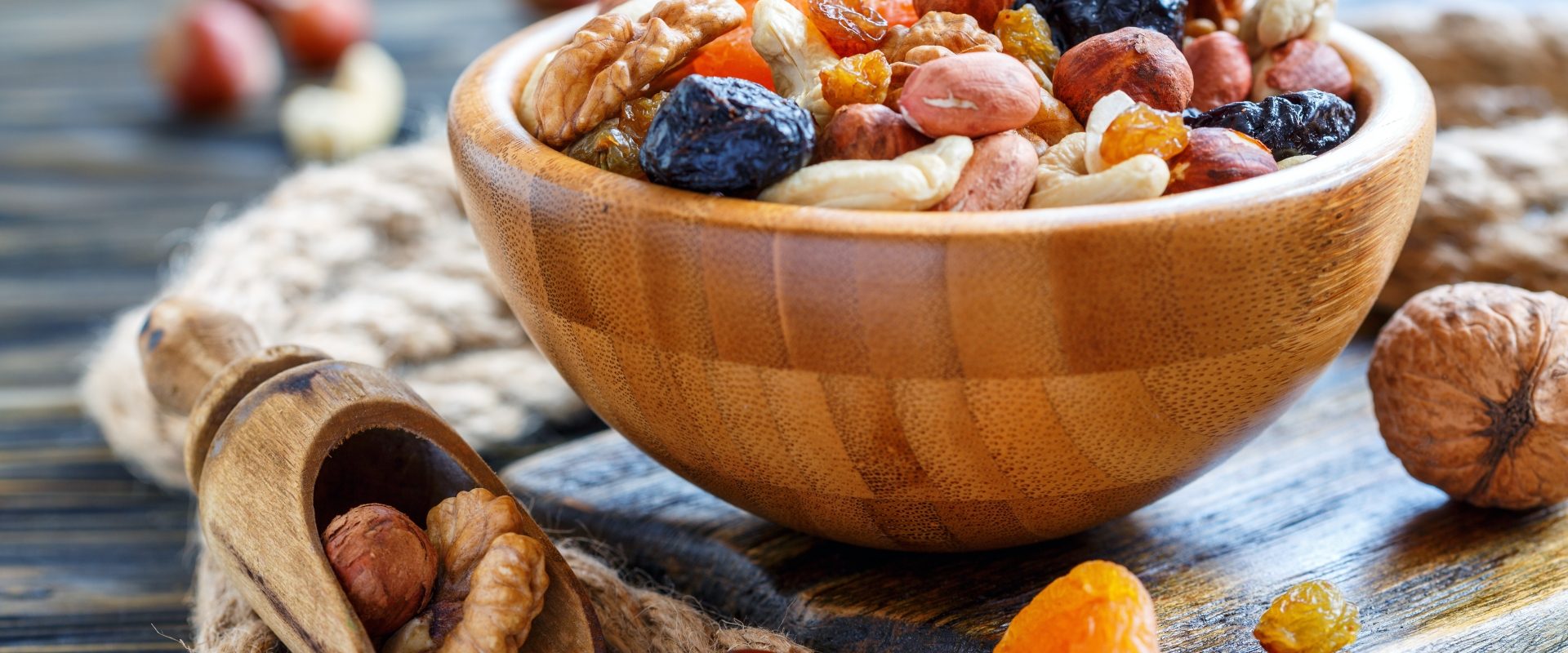 Jak kupować orzechy i bakalie, aby były dobrej jakości? Orzechy i bakalie w drewnianej misce.