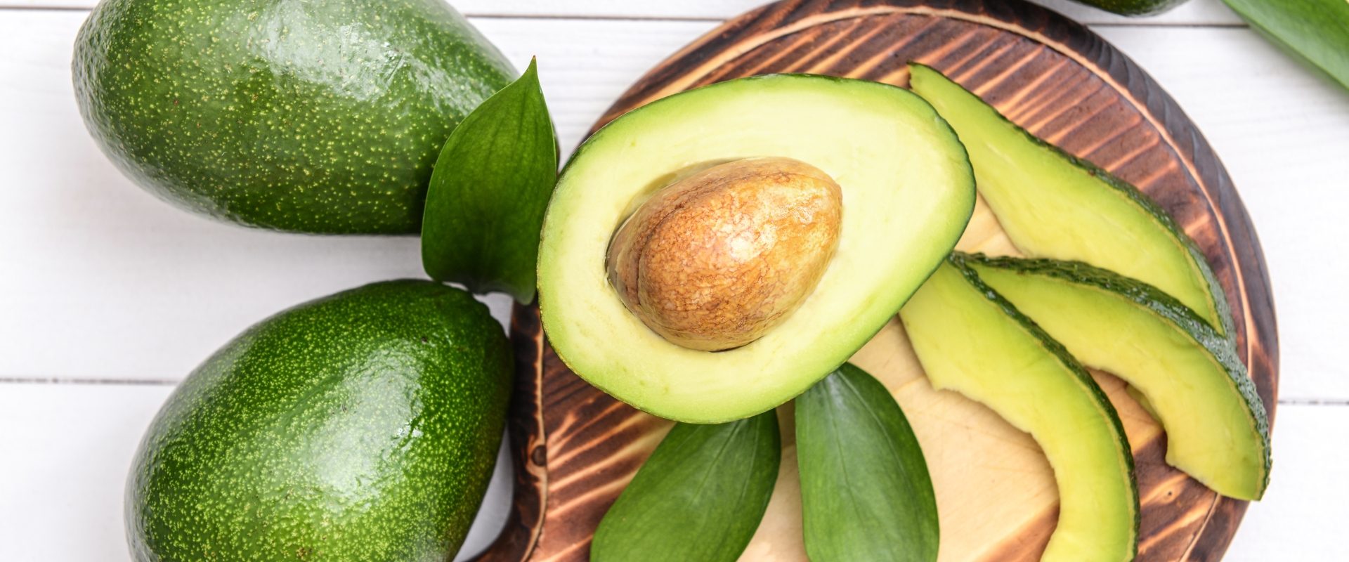 Awokado na drewnianej desce do krojenia.