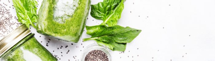 Przeciwutleniacze zwalczają wolne rodniki. Sprawdź, jak działają i gdzie znaleźć antyoksydanty. Zielone smoothie w słoiczkach.