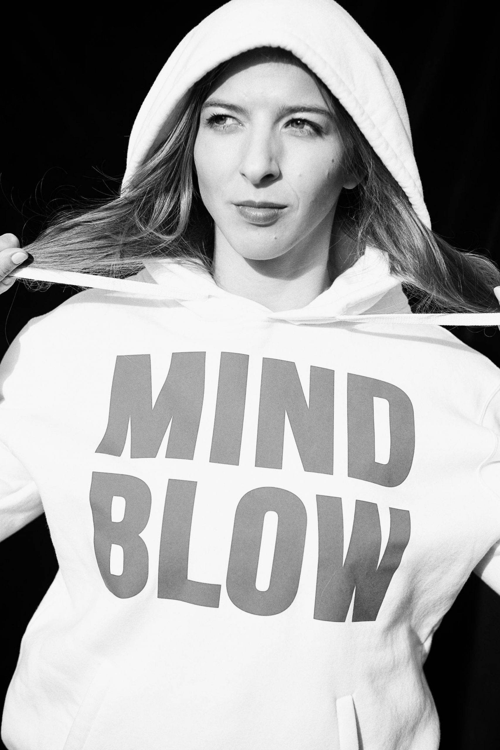Zofia Szawernowska, psycholog sportu, mistrzyni świata w grappingu, stoi na środku kadru, w białej bluzie z napisem Mind Blow.