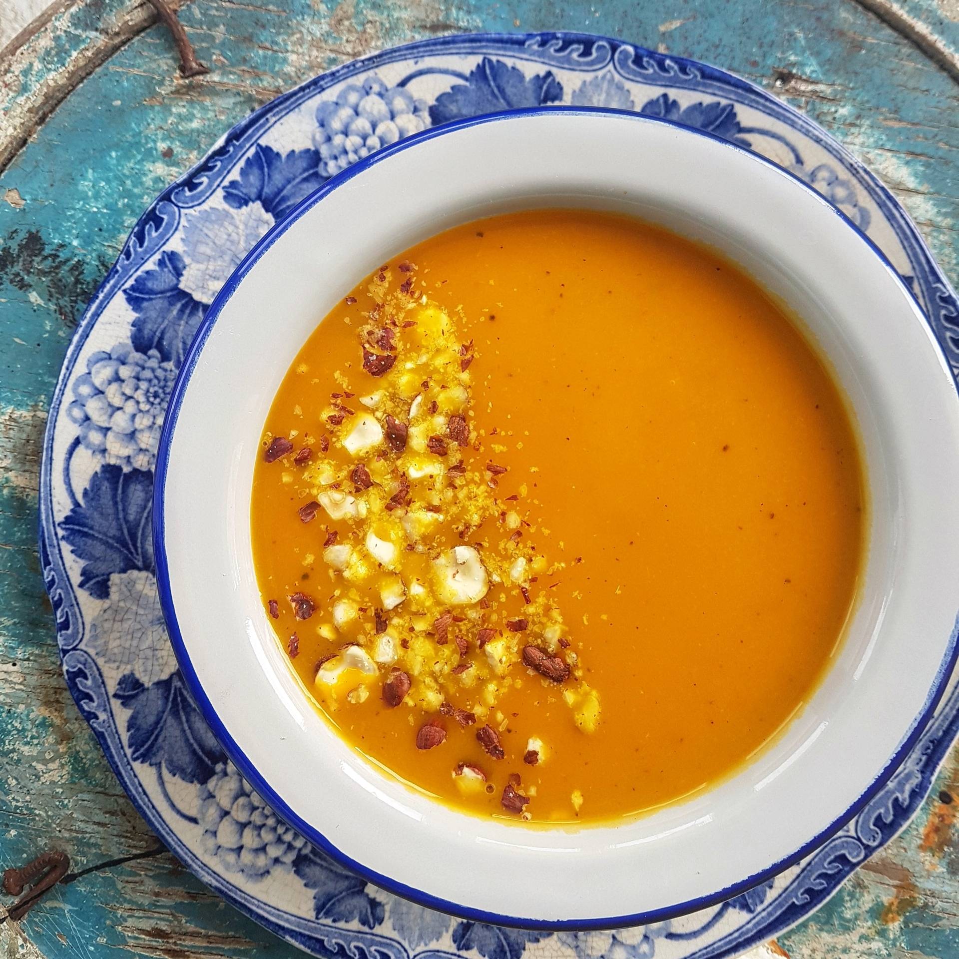 Dynia - przepisy Agnieszki Żelazko: zupa dyniowa z orzechami laskowymi
